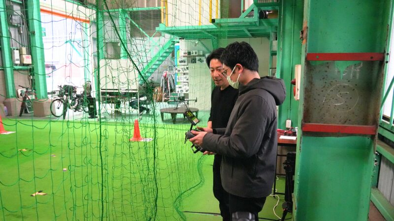 AZAXドローンスクールで無料体験をしている様子