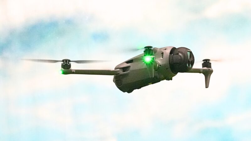 DJI Mavic 4 Proの飛行している様子の画像