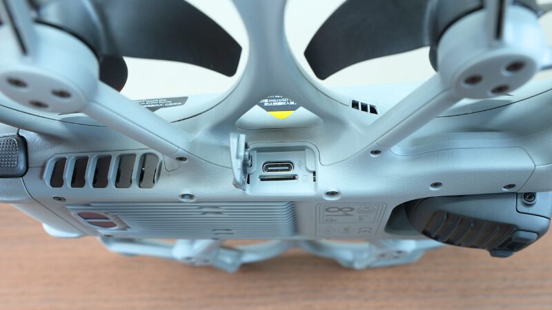 DJI Avata 360 SDカードとUSBポートの画像