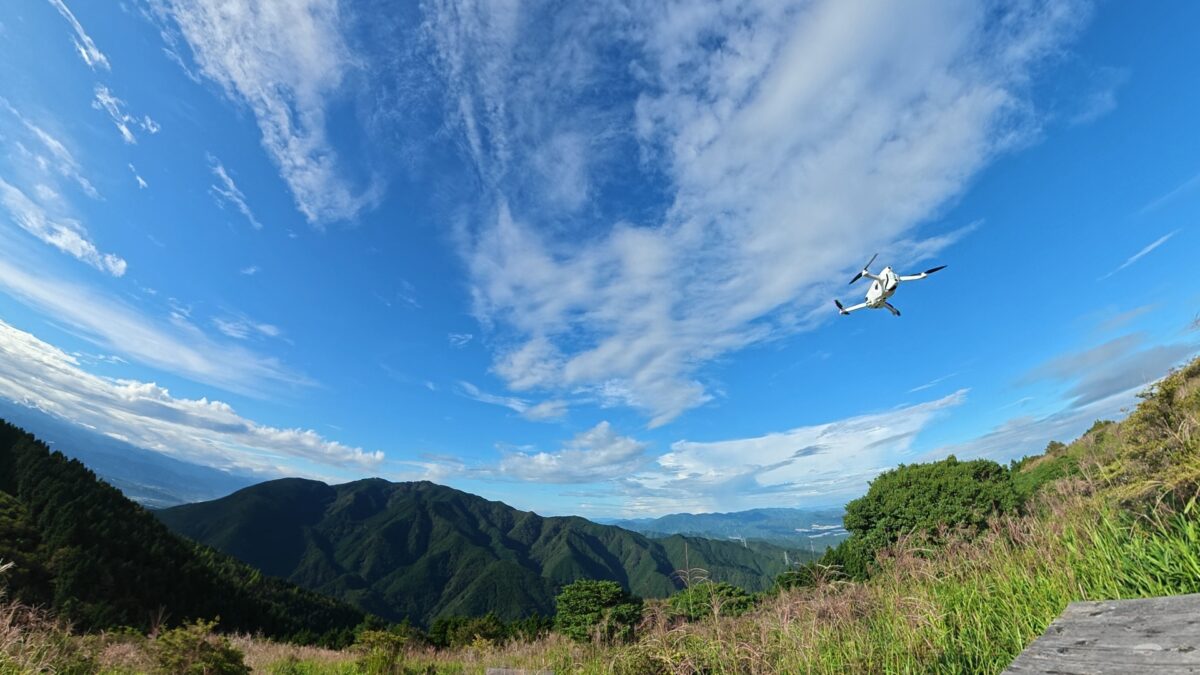 山頂付近を飛ぶAntigravity A1